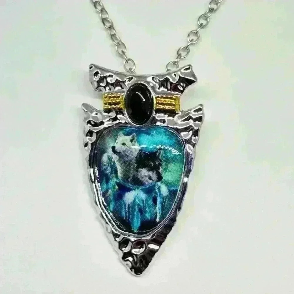 NWOT Elegant Spearhead Shaped Wolf Necklace